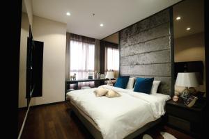 吉隆坡8 KIA Peng的卧室配有带蓝色枕头的大型白色床