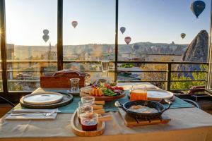 内夫谢希尔IVY Cappadocia的一张带食物的桌子,从热气球上可欣赏到美景