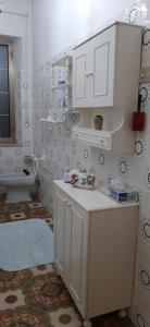 Ulà TirsoSa Prenda e Oro Iun R1833的白色的厨房设有水槽和卫生间
