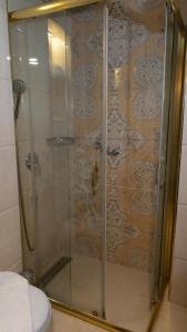 伊斯坦布尔Golden Marmara Hotel的浴室里设有玻璃门淋浴
