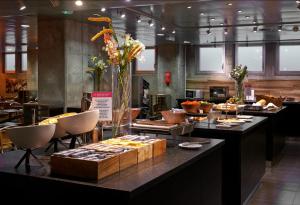 哥本哈根卡宾公寓式酒店的在开满鲜花的柜台上享用自助餐