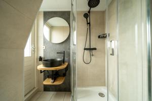 SchoorldamHof van Schoorl的带淋浴、水槽和镜子的浴室