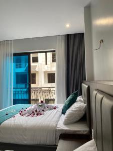 下龙湾Tuần Châu HQT的一间卧室设有一张大床和窗户