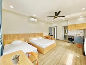 岘港Moc Son Apartment - Attractive price for week and month stay的一间卧室配有两张床和吊扇