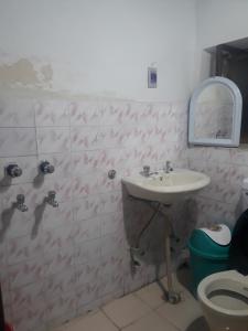 列城Gonbo Guest House的一间带水槽和卫生间的浴室