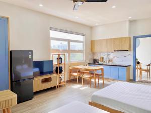 岘港Moc Son Apartment - Attractive price for week and month stay的一间设有厨房和用餐室的客房