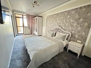 基希讷乌Villa ACAEM的一间卧室设有一张床和鲜花墙