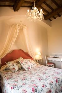 Serrungarina卡萨狄米旅馆的一间卧室配有一张床和一个吊灯