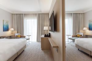 维尔纽斯维尔纽斯市中心万怡酒店的酒店客房配有两张床和一张书桌