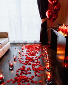 DwikozyDwór Dwikozy的地板上一束玫瑰,上面有蜡烛和气球