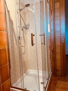卡拉古诺内波普酒店的浴室内带玻璃淋浴间