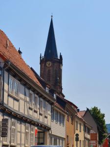 海尔巴德海利根斯塔特Neustadt-Blick的一座带钟楼和教堂的建筑