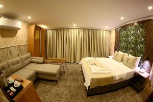 伊斯坦布尔Maranda Suit Hotel的酒店客房,配有床和沙发