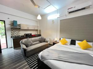海得拉巴BedChambers Serviced Apartments的酒店客房,配有床和沙发