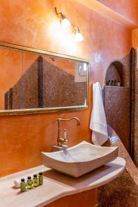 菲罗斯特法尼Vacay Suites的一间带水槽和镜子的浴室