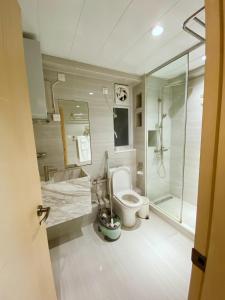 香港Happy valley apartment 1000sp香港跑馬地最中心地帶3房一套+工人房奢華装修公寓，的浴室配有卫生间、淋浴和盥洗盆。