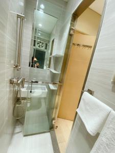 香港Happy valley apartment 1000sp香港跑馬地最中心地帶3房一套+工人房奢華装修公寓，的一间带水槽和镜子的浴室