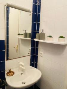苏佩塔尔Karina Apartments的一间带水槽和镜子的浴室