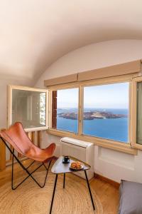 菲罗斯特法尼Vacay Suites的客房设有桌子、椅子和大窗户。