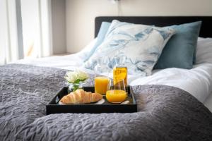 BøHotell Regine的床上的橙汁和面包托盘