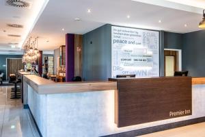 海德堡Premier Inn Heidelberg City Centre的餐厅的酒吧,大屏幕