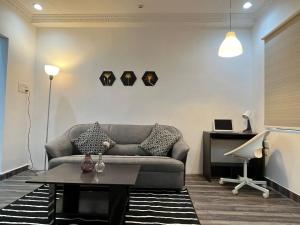 海得拉巴BedChambers Serviced Apartments的客厅配有沙发和桌子
