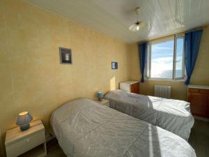 圣伊莱尔德里耶Appartement Saint-Hilaire-de-Riez, 3 pièces, 6 personnes - FR-1-224C-616的一间卧室设有两张床和窗户。