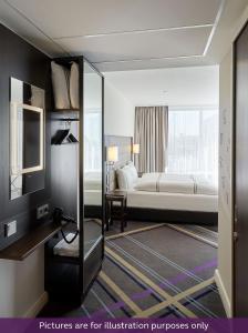 海德堡Premier Inn Heidelberg City Centre的酒店客房,配有床和镜子
