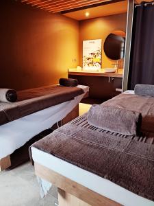 蒙彼利埃Belaroïa Montpellier Centre Saint Roch的一间设有两张床和一张桌子的房间