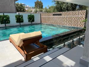 卡萨米尔Hotel Mare的阳台的游泳池及其躺椅