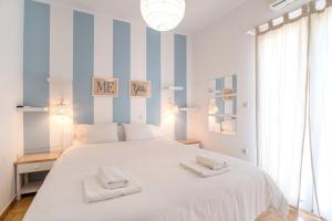 帕罗奇亚Livadia Seaside Studios 14的卧室配有一张白色大床和两条毛巾