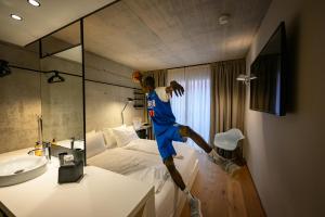 加尔达湖滨贾迪诺威尔第酒店的男人在篮球场上跳床