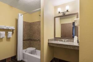 图克姆卡里图克姆卡里戴斯酒店的一间带水槽、卫生间和镜子的浴室