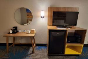 图克姆卡里图克姆卡里戴斯酒店的酒店的客房配有电视和带桌子的书桌。