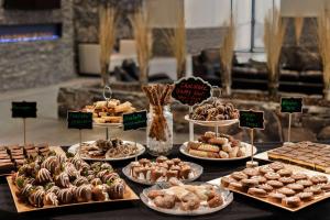 克兰布鲁克克兰布鲁克戴斯会议中心酒店的餐桌上摆放着各种糕点和甜点