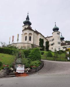 阿特斯特坦Urlaub in Schlossnähe的一座白色的大建筑,上面有两个圆顶