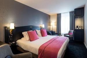 凯恩Best Western Plus Le Moderne的酒店客房配有一张带粉红色枕头的大床