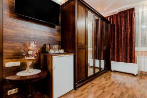 基辅Poznyakoff Aparthotel的一间带冰箱和桌子的厨房