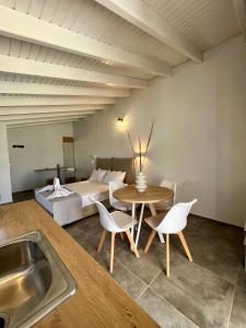 圣乔治斯Issos Residence的厨房配有桌椅和1张床