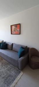 帕兰加Apartamentai PAlanga的客厅配有沙发和椅子