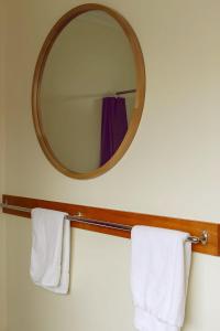 LunawannaLittle Belmont的毛巾架上的镜子和毛巾
