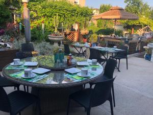 埃佩尔奈La Petalerie的庭院配有桌椅、杯子和盘子