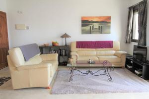 维拉科斯塔Fabulous 2 bed apartment on Las Ramblas Golf的带沙发和咖啡桌的客厅