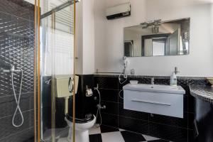 加利波利Mini Appartamento verde的一间带卫生间、水槽和镜子的浴室