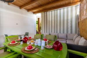 加利波利Mini Appartamento verde的客厅里摆放着带食物的绿桌