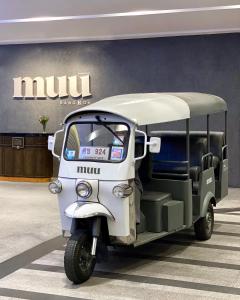 曼谷曼谷MUU酒店的小型高尔夫球车停在一个展示室