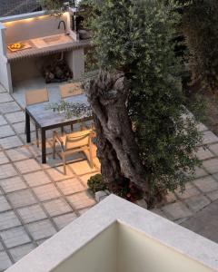 马鲁拉斯Mela Luxury Apartments的露台的顶部景色,设有桌子和树