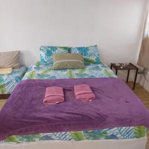 阿拉亚尔-杜卡布PARAÍSO TOM DO MAR 2的床上有两条粉红色的毛巾