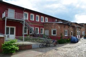 什未林Villa Backstein OBO19的一座红色的建筑,前面停放着自行车
