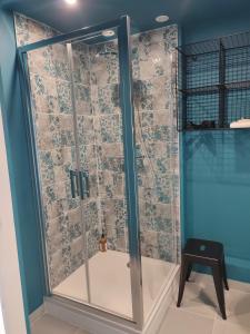 Saint-PorchaireVilla Mamba的浴室里设有玻璃门淋浴